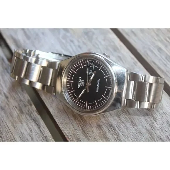 Vintage 1974 Seiko Automatic Mens Silver Watch W/daydate & Black accents - Picture 4 of 5